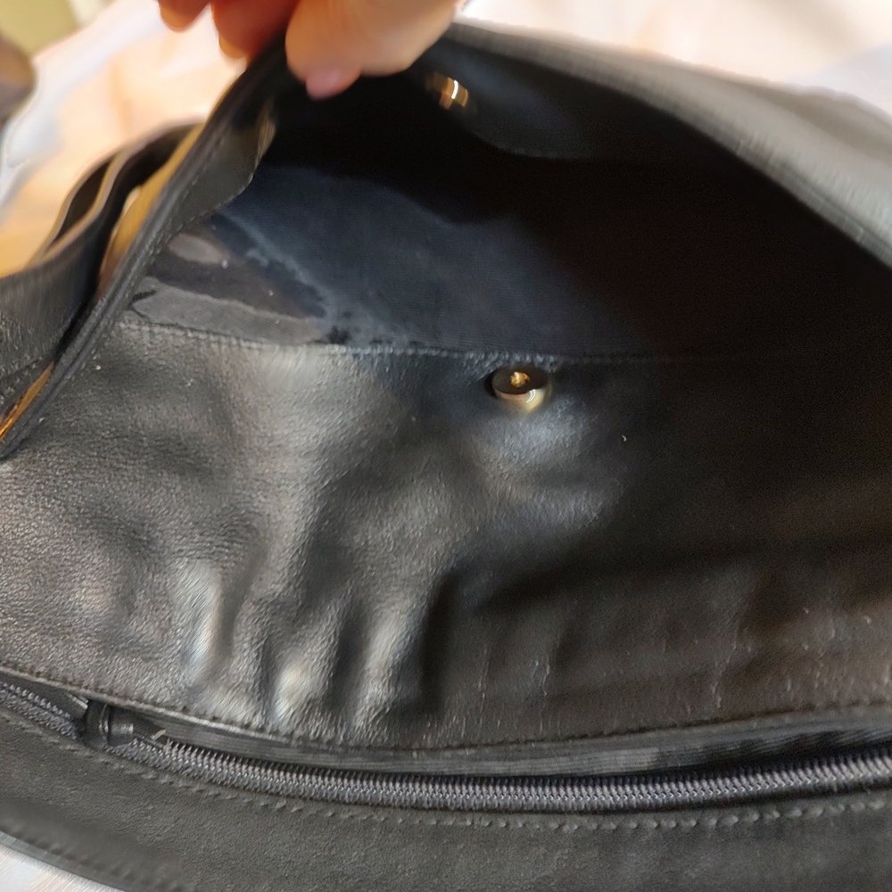 Elegant Black Leather Shoulder Bag - Picture 8 of 12